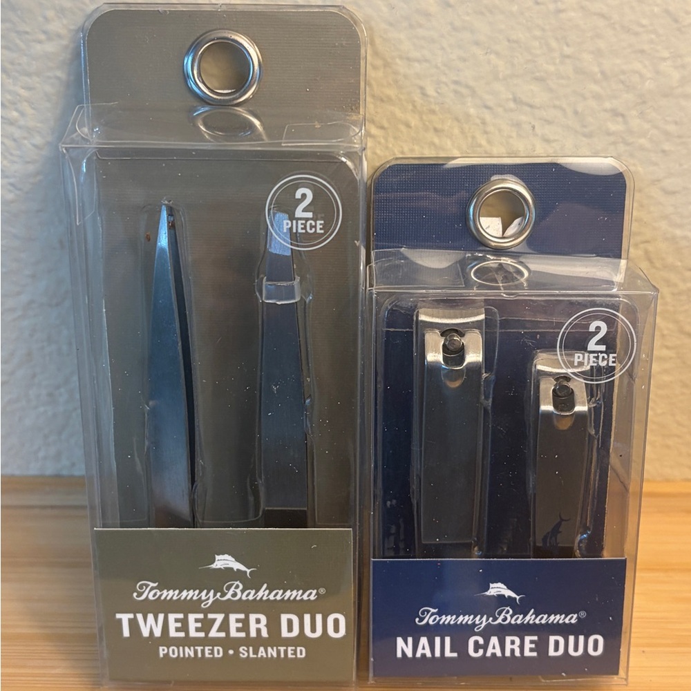 Tommy Bahama Olive Tweezers & Navy Nail Care Duo